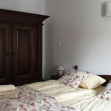 Dwor Nad Jeziorem W Bieniaszach Bed and Breakfast Milakowo Esterno foto