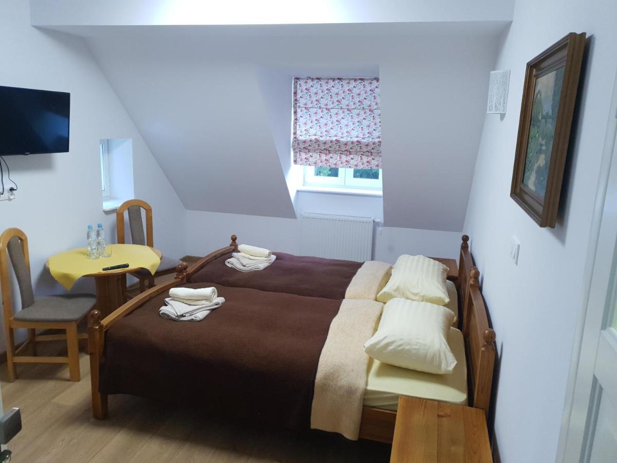 Dwor Nad Jeziorem W Bieniaszach Bed and Breakfast Milakowo Esterno foto