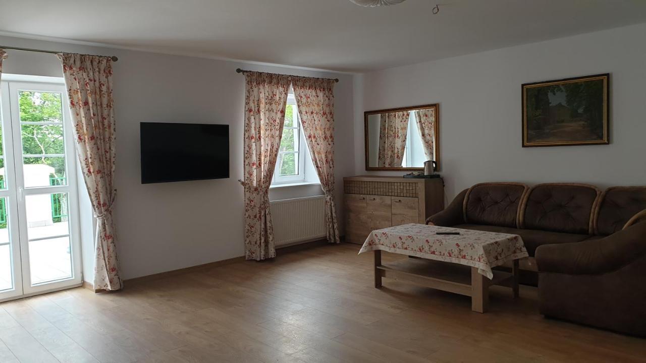 Dwor Nad Jeziorem W Bieniaszach Bed and Breakfast Milakowo Esterno foto