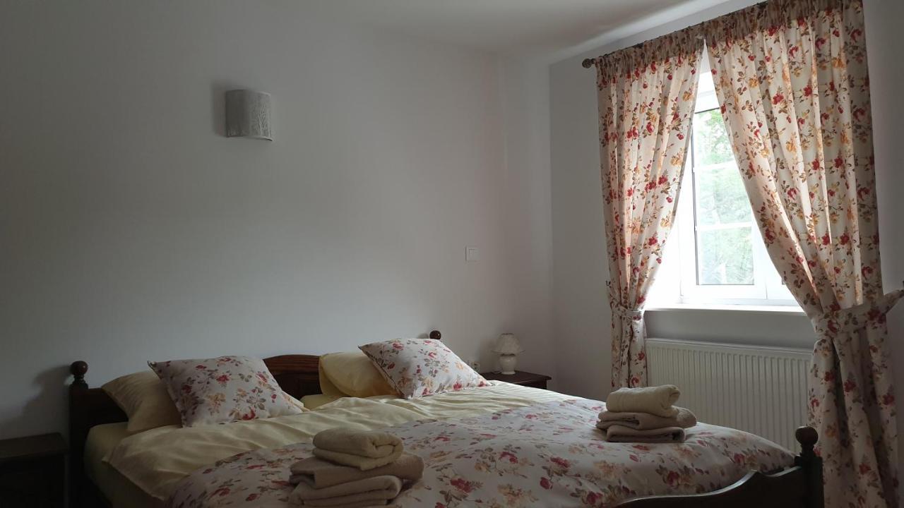 Dwor Nad Jeziorem W Bieniaszach Bed and Breakfast Milakowo Esterno foto